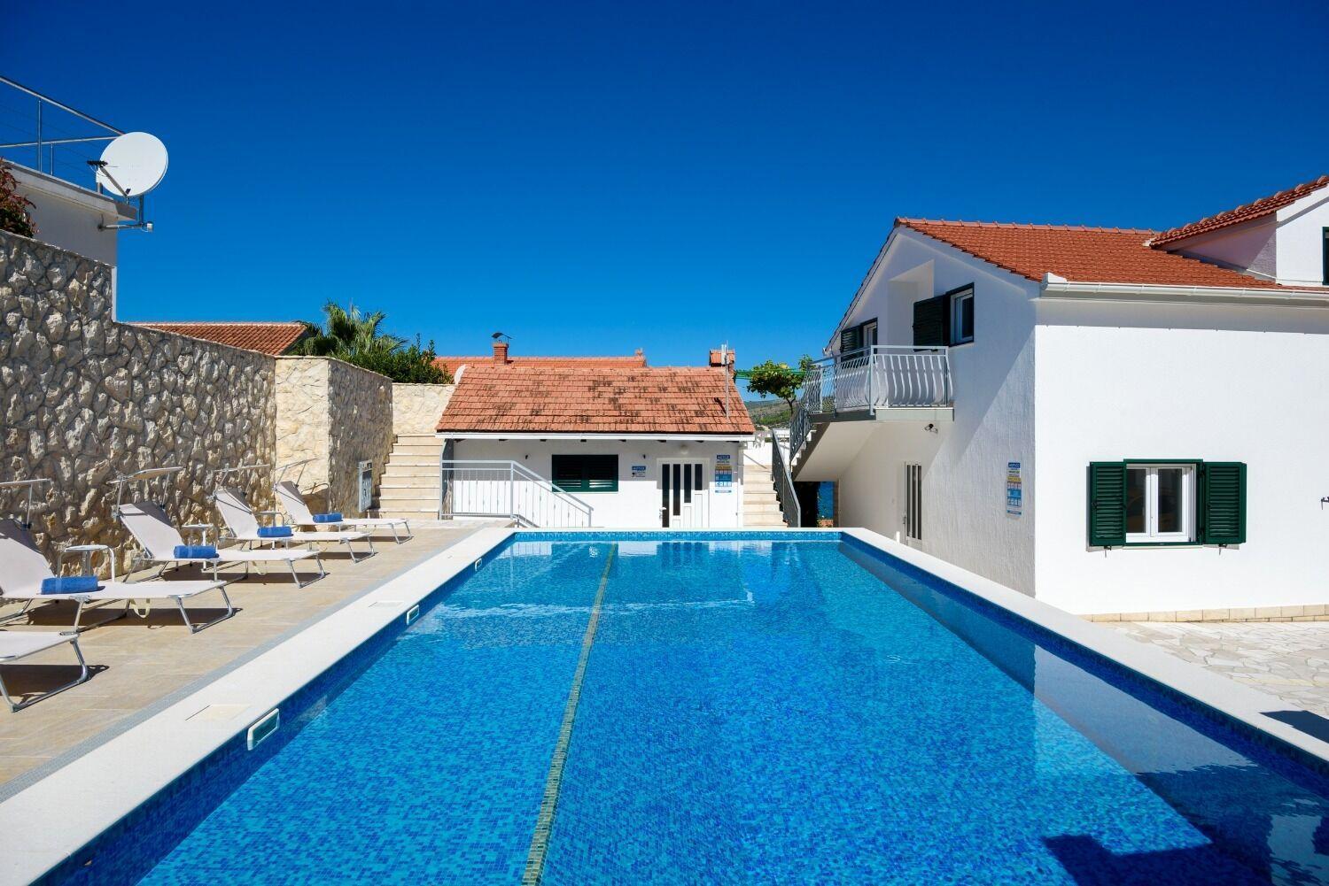 Apartments Bisernica-With Pool Ražanj Eksteriør billede